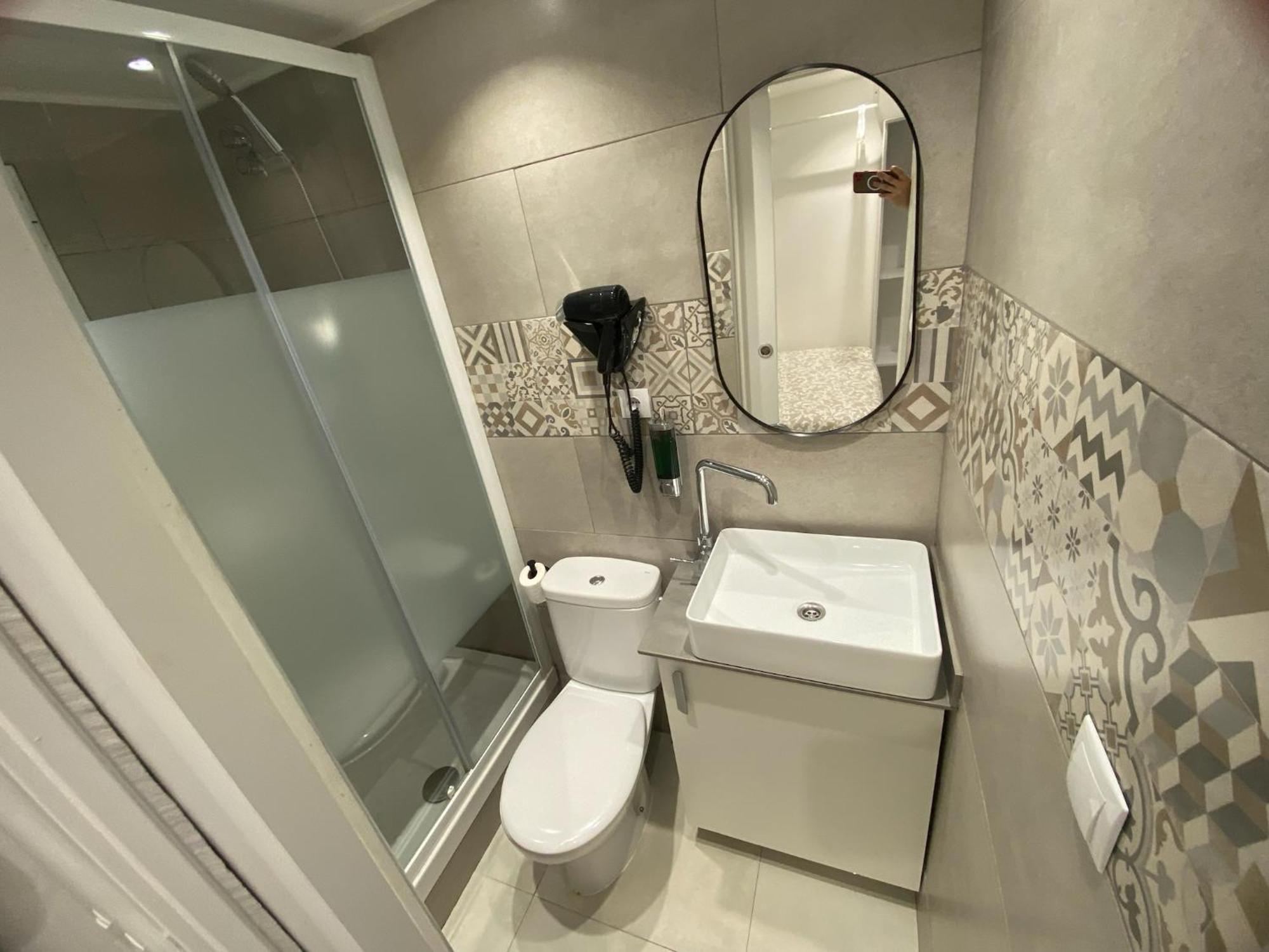 Suites Nuevas Con Bano Privado Frente Al Metro St Mwc Barcelona-Fira L'Hospitalet de Llobregat Buitenkant foto