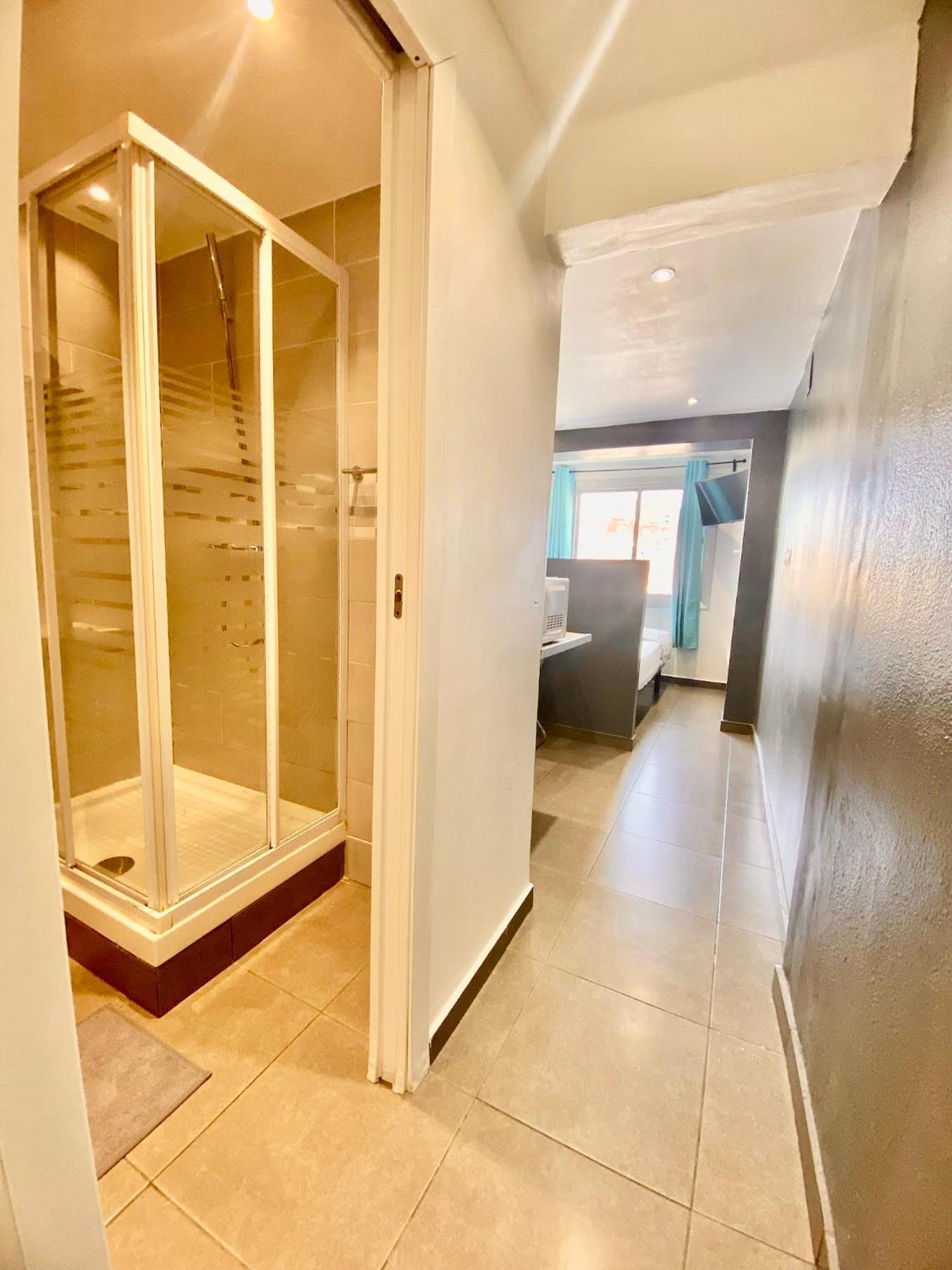 Suites Nuevas Con Bano Privado Frente Al Metro St Mwc Barcelona-Fira L'Hospitalet de Llobregat Buitenkant foto