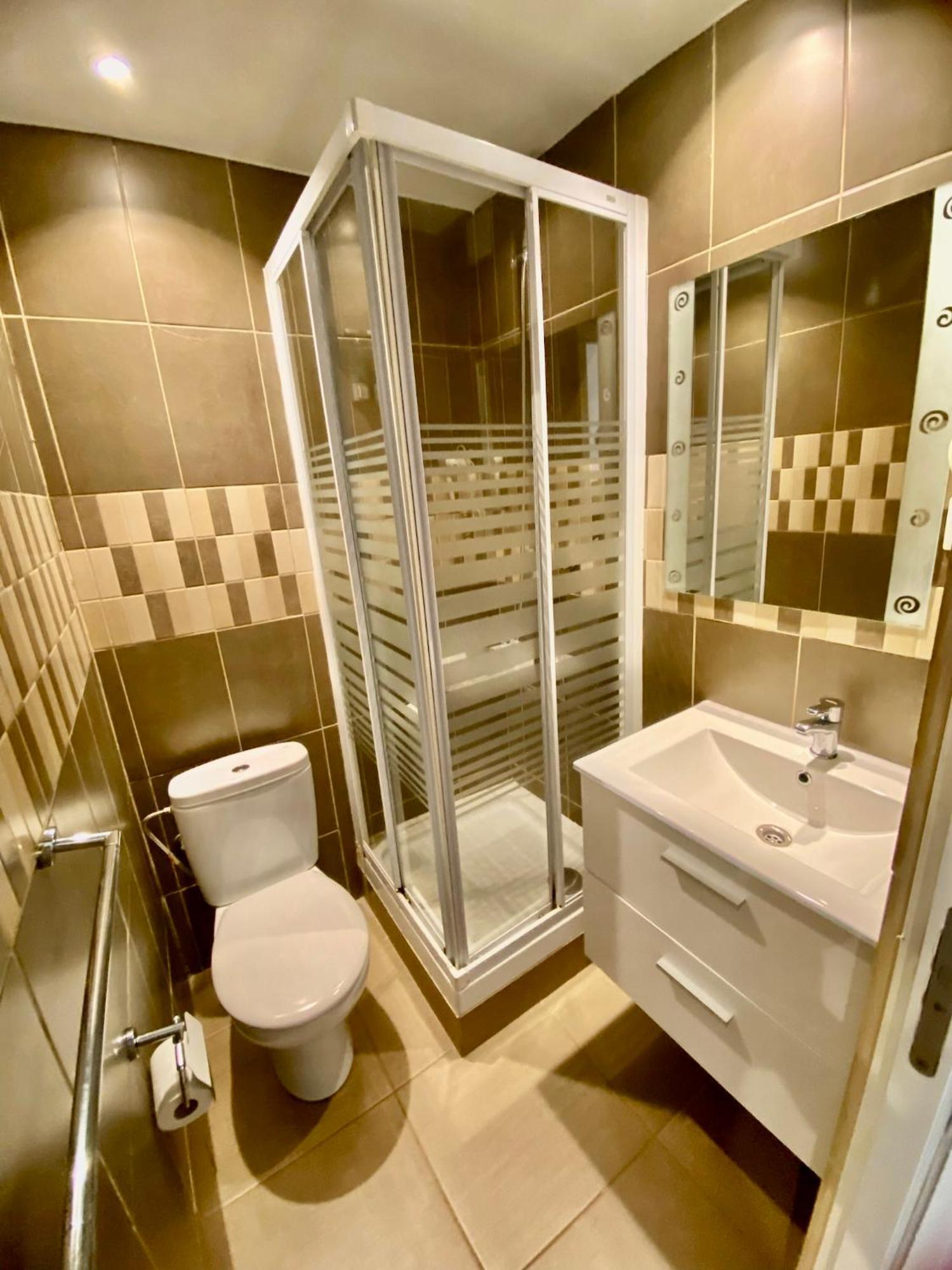 Suites Nuevas Con Bano Privado Frente Al Metro St Mwc Barcelona-Fira L'Hospitalet de Llobregat Buitenkant foto