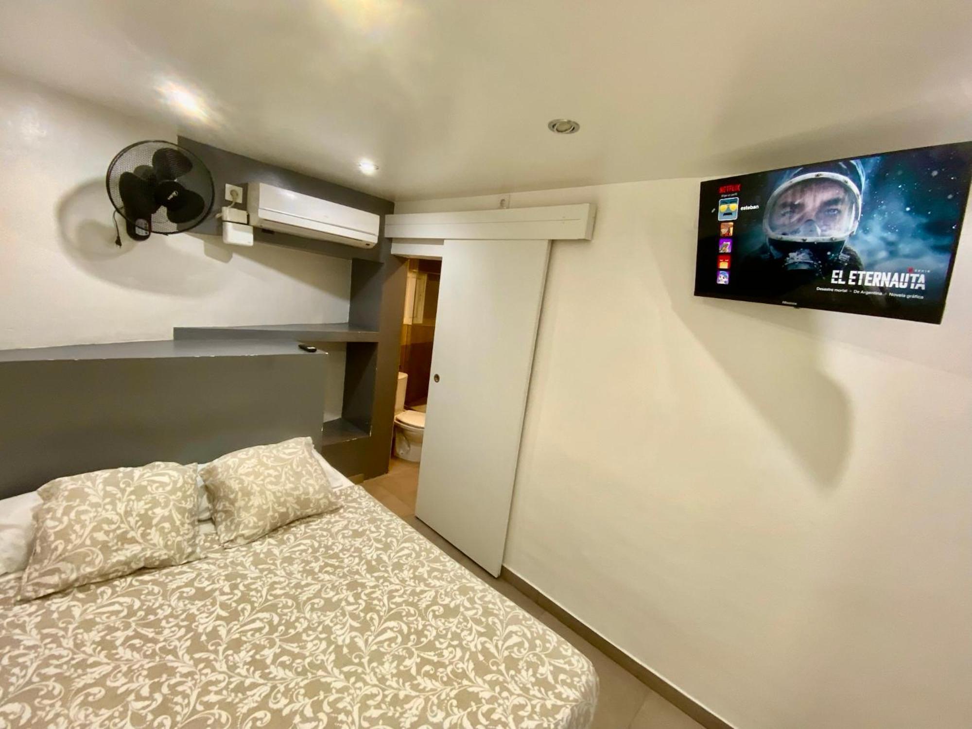 Suites Nuevas Con Bano Privado Frente Al Metro St Mwc Barcelona-Fira L'Hospitalet de Llobregat Buitenkant foto
