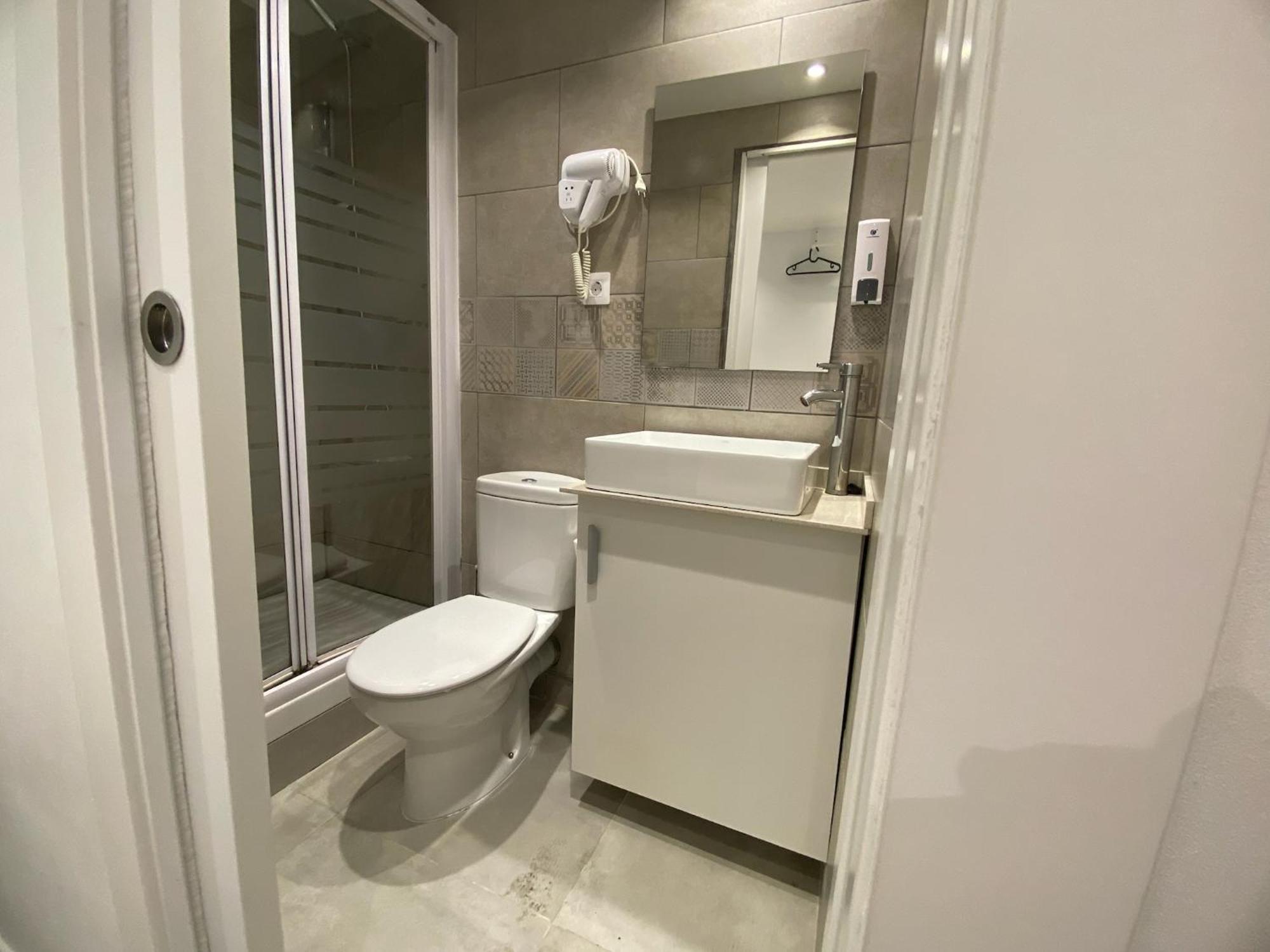 Suites Nuevas Con Bano Privado Frente Al Metro St Mwc Barcelona-Fira L'Hospitalet de Llobregat Buitenkant foto